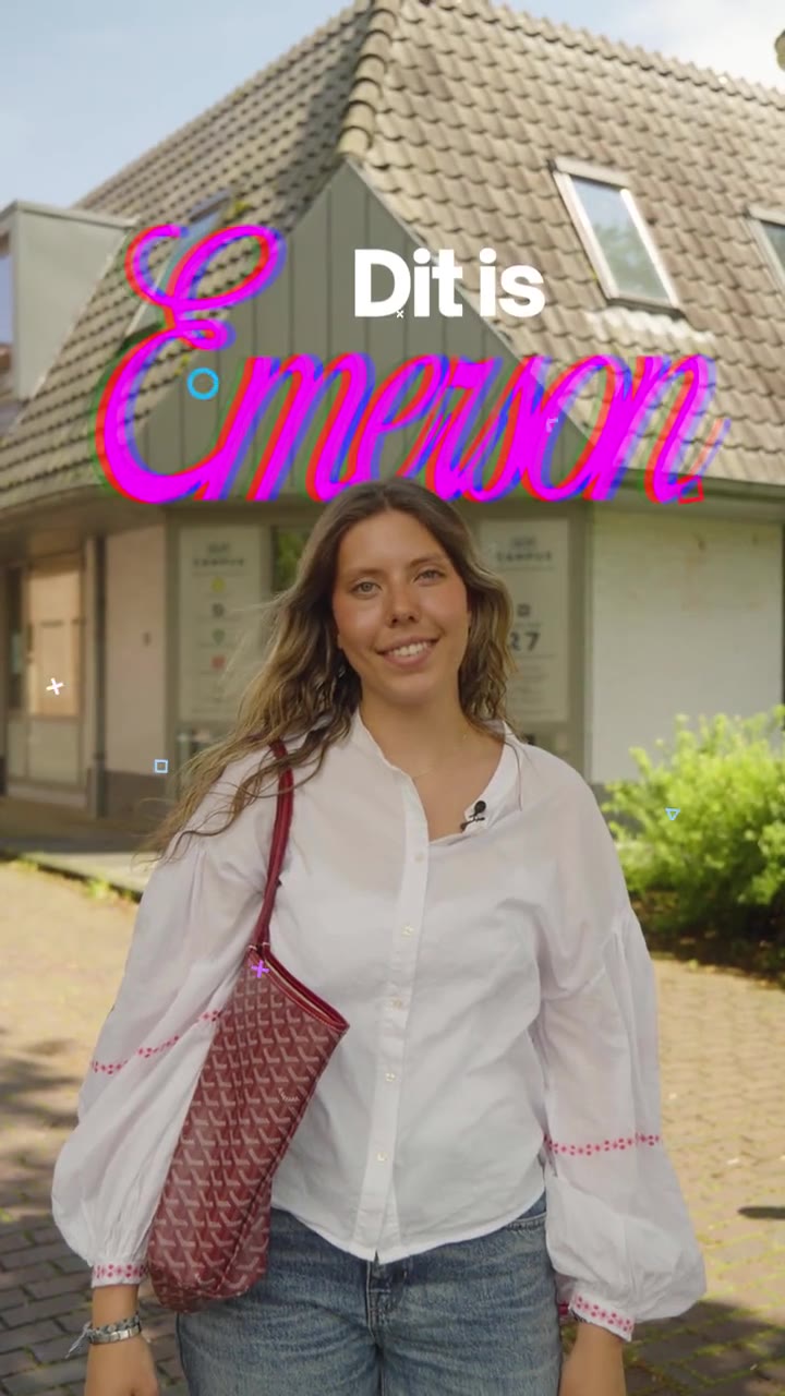 Emerson loopt door de gang van de school