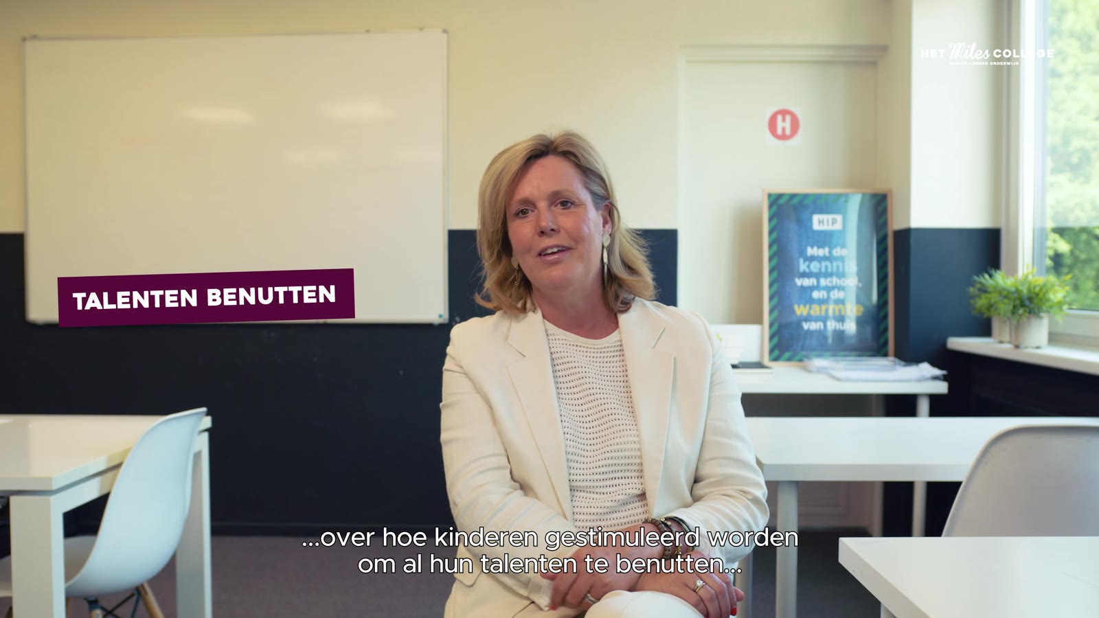 Een moeder wordt geïnterviewd in een klaslokaal van Het Miles College