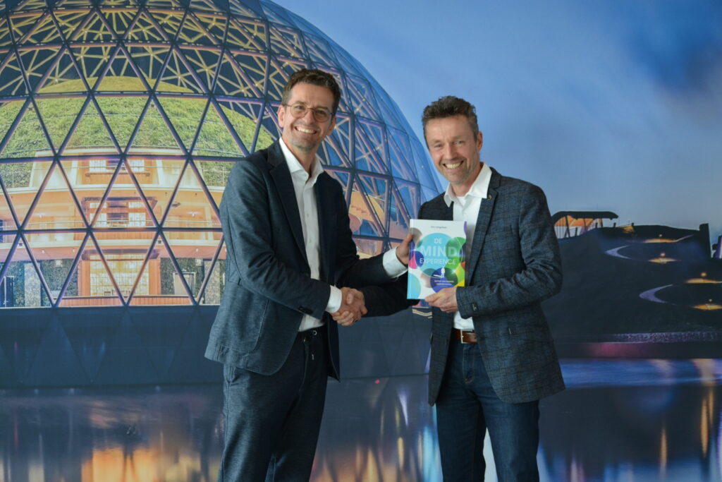 2025 6 2 Afas Bas Overhandiging Boek De Mind Experience | Jouw Succes, Jouw Mind: Masterclass Met Ton Langelaan